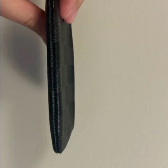 Louis Vuitton Damier Graphite Key pouch.
Missing chain that attaches the clasp. - Picture 3 of 6